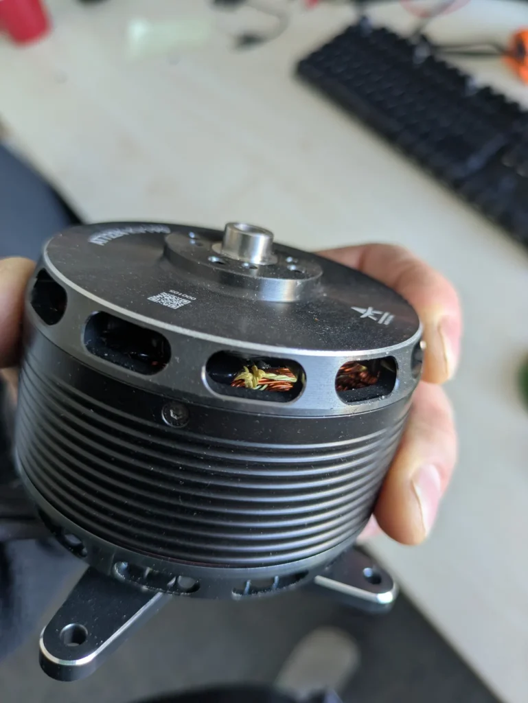 Außenläufer-Motor mit Kühlrippen in der Hand